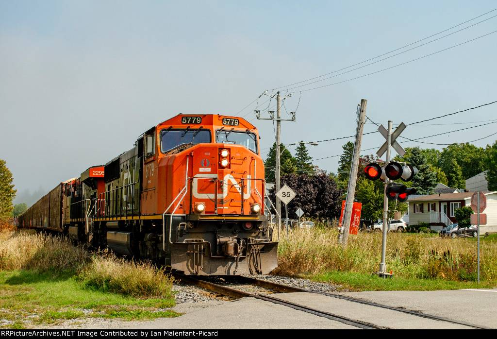 CN 5779 leads 403 at Rue Des Braves